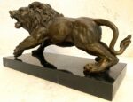 Tierfigur -Bronzefigur Majestätischer Löwe auf Marmorsockel mit Künstlersignatur – Bild 3