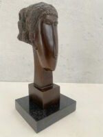 Moderne Kunst Modigliani Kopf Büste Bronzefigur mit Künstlersignatur auf Marmorsockel – Bild 2