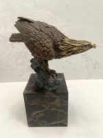 Bronzefigur-Tierfigur-Bronze Adler auf Marmorsockel mit Künstlersignatur – Bild 3