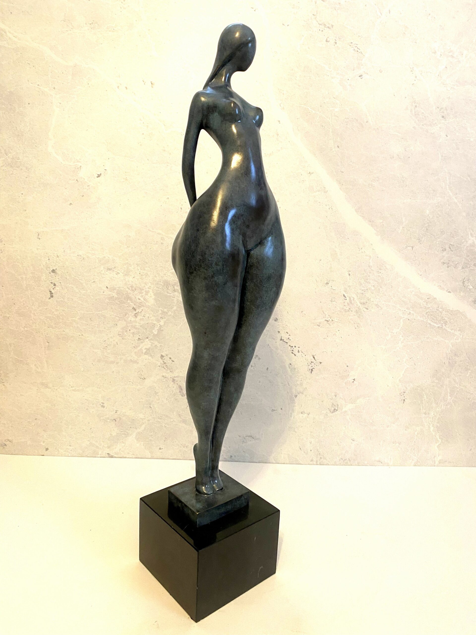 03-BronzeAktXLModerneKunst-002-1 Bronzefigur-72 cm hoher Bronze Akt von Milo mit Künstlersignatur auf Marmorsockel – Bild 1