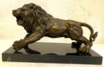 Tierfigur -Bronzefigur Majestätischer Löwe auf Marmorsockel mit Künstlersignatur – Bild 2
