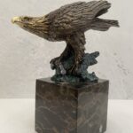 Bronzefigur-Tierfigur-Bronze Adler auf Marmorsockel mit Künstlersignatur