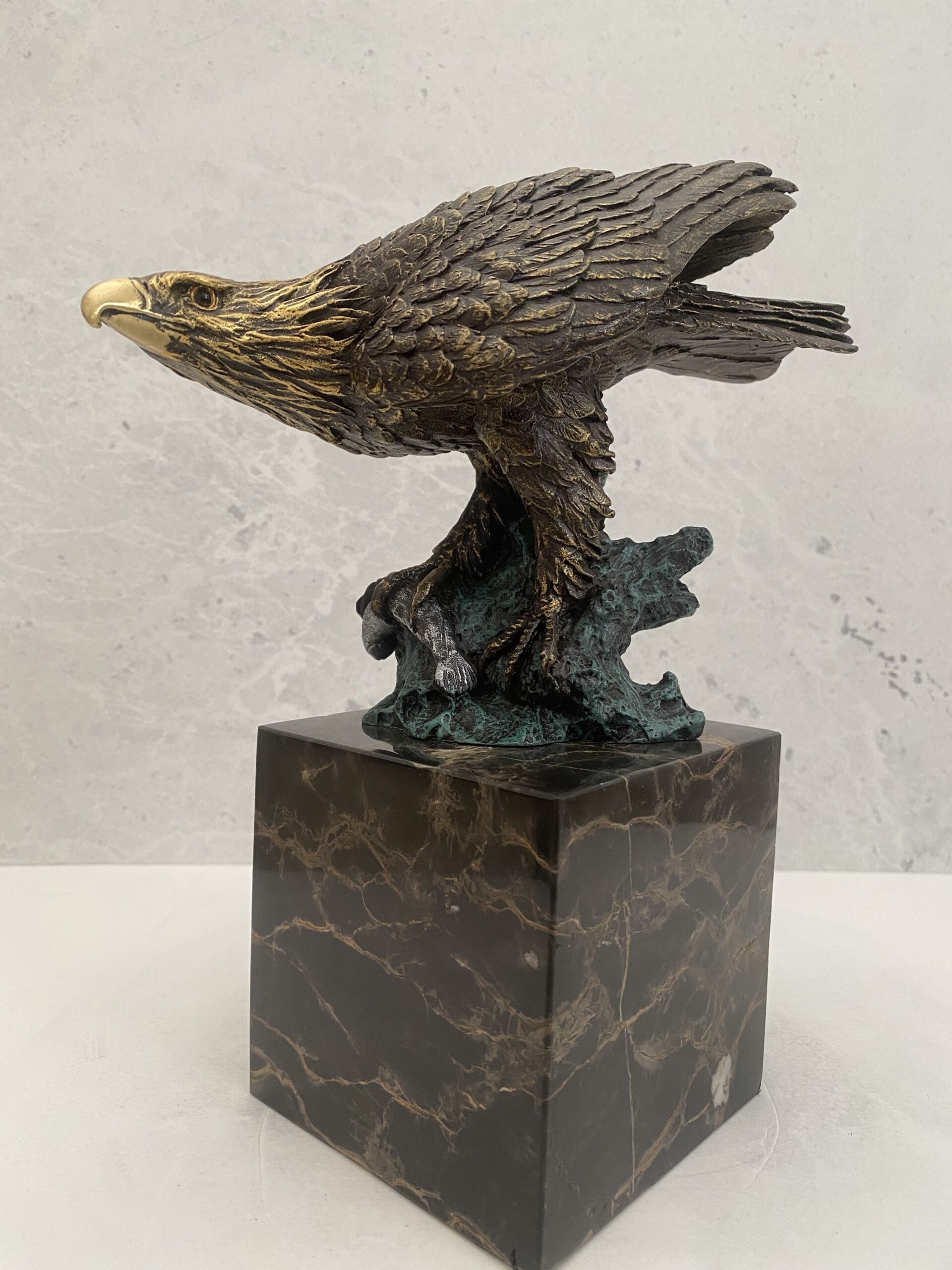 04-Adler_Bronzefigur-003 Bronzefigur-Tierfigur-Bronze Adler auf Marmorsockel mit Künstlersignatur – Bild 1