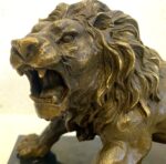 Tierfigur -Bronzefigur Majestätischer Löwe auf Marmorsockel mit Künstlersignatur – Bild 5
