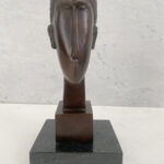 Moderne Kunst Modigliani Kopf Büste Bronzefigur mit Künstlersignatur auf Marmorsockel
