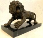 Tierfigur -Bronzefigur Majestätischer Löwe auf Marmorsockel mit Künstlersignatur