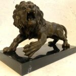 Tierfigur -Bronzefigur Majestätischer Löwe auf Marmorsockel mit Künstlersignatur