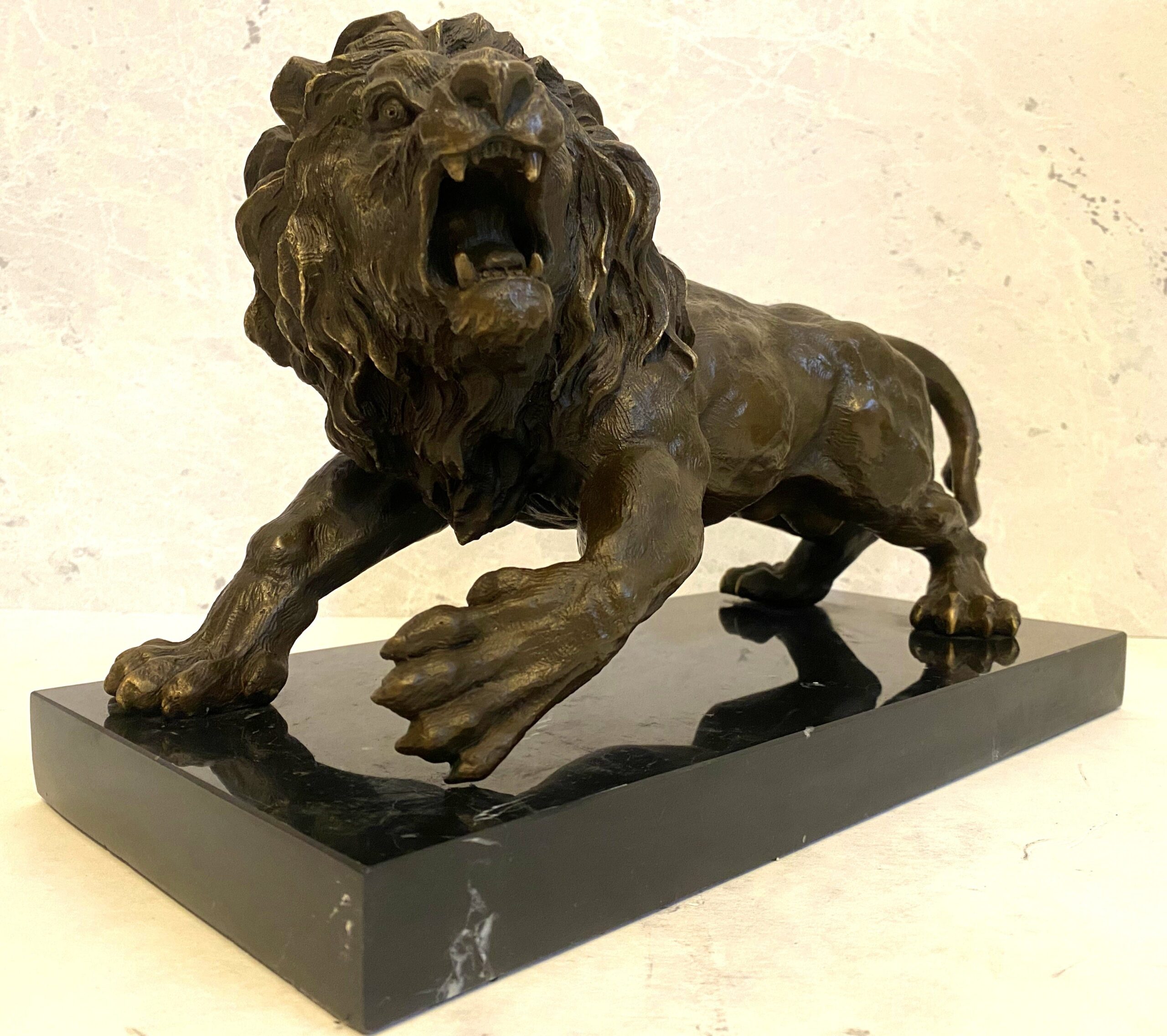 09-LoeweBronzeskulptur-008 Tierfigur -Bronzefigur Majestätischer Löwe auf Marmorsockel mit Künstlersignatur – Bild 1