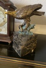 Bronzefigur-Tierfigur-Bronze Adler auf Marmorsockel mit Künstlersignatur – Bild 2