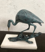 Tierskulptur-Bronzefigur-Reiher auf Ast in Bronze mit Künstlersignatur – Bild 3