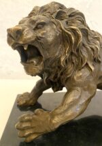 Tierfigur -Bronzefigur Majestätischer Löwe auf Marmorsockel mit Künstlersignatur – Bild 10
