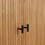 Florence Jalousieschrank mit Lamellen in Eiche 160x45x75 cm. – Bild 10