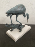 Tierskulptur-Bronzefigur-Reiher auf Ast in Bronze mit Künstlersignatur – Bild 4