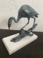 Tierskulptur-Bronzefigur-Reiher auf Ast in Bronze mit Künstlersignatur – Bild 5