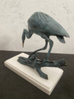 Tierskulptur-Bronzefigur-Reiher auf Ast in Bronze mit Künstlersignatur – Bild 6