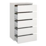 Maise Kommode H:114 x B:65 x T:41 cm mit 5 Schubladen in weiß – Bild 3