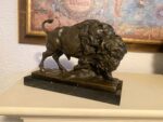 Tierskulptur - Massiver Bison aus Bronze auf Marmorsockel-Bronzefigur – Bild 9