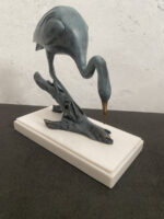 Tierskulptur-Bronzefigur-Reiher auf Ast in Bronze mit Künstlersignatur – Bild 7