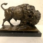 Tierskulptur - Massiver Bison aus Bronze auf Marmorsockel-Bronzefigur