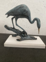 Tierskulptur-Bronzefigur-Reiher auf Ast in Bronze mit Künstlersignatur – Bild 2