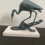 Tierskulptur-Bronzefigur-Reiher auf Ast in Bronze mit Künstlersignatur