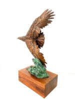 Bronze Adler auf Holzsockel mit Künstlersignatur – Bild 3