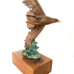 Bronze Adler auf Holzsockel mit Künstlersignatur