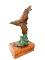 Bronze Adler auf Holzsockel mit Künstlersignatur – Bild 4