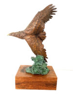 Bronze Adler auf Holzsockel mit Künstlersignatur – Bild 5