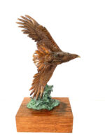 Bronze Adler auf Holzsockel mit Künstlersignatur – Bild 6