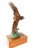 Bronze Adler auf Holzsockel mit Künstlersignatur – Bild 2
