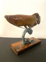 Tierskulptur-Bronze Fisch Bronzefigur auf antikisierten Holzsockel signiert – Bild 6