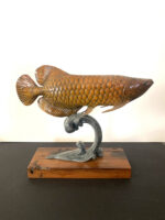 Tierskulptur-Bronze Fisch Bronzefigur auf antikisierten Holzsockel signiert – Bild 3
