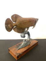 Tierskulptur-Bronze Fisch Bronzefigur auf antikisierten Holzsockel signiert – Bild 4