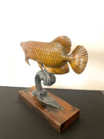 Tierskulptur-Bronze Fisch Bronzefigur auf antikisierten Holzsockel signiert – Bild 2
