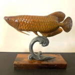 Tierskulptur-Bronze Fisch Bronzefigur auf antikisierten Holzsockel signiert