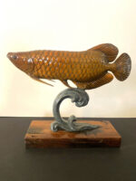 Tierskulptur-Bronze Fisch Bronzefigur auf antikisierten Holzsockel signiert