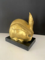 Tierfigur-Bronzefigur- Bronze Hase auf Eichenholz Sockel mit Künstlersignatur (Kopie) (Kopie) – Bild 2