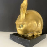 Tierfigur-Bronzefigur- Bronze Hase auf Eichenholz Sockel mit Künstlersignatur (Kopie) (Kopie)