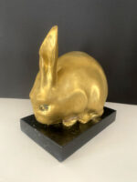 Tierfigur-Bronzefigur- Bronze Hase auf Eichenholz Sockel mit Künstlersignatur (Kopie) (Kopie) – Bild 4