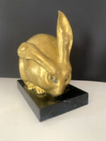 Tierfigur-Bronzefigur- Bronze Hase auf Eichenholz Sockel mit Künstlersignatur (Kopie) (Kopie) – Bild 3