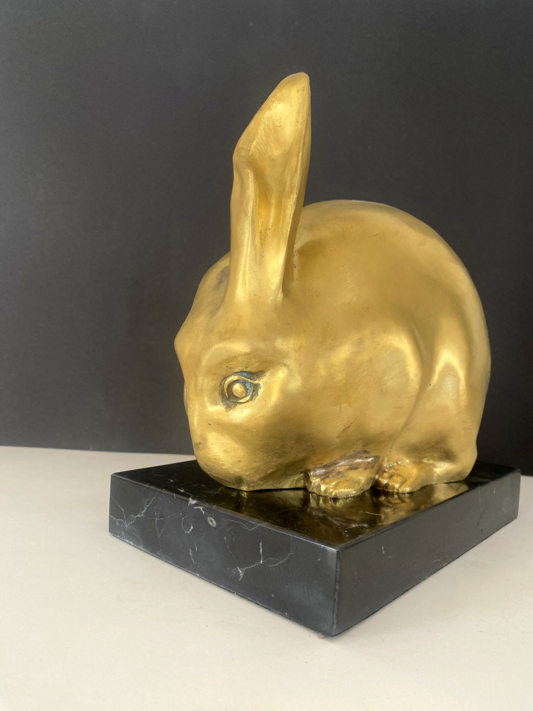 Bronze-Hase-polished Tierfigur-Bronzefigur- Bronze Hase auf Eichenholz Sockel mit Künstlersignatur (Kopie) (Kopie) – Bild 1