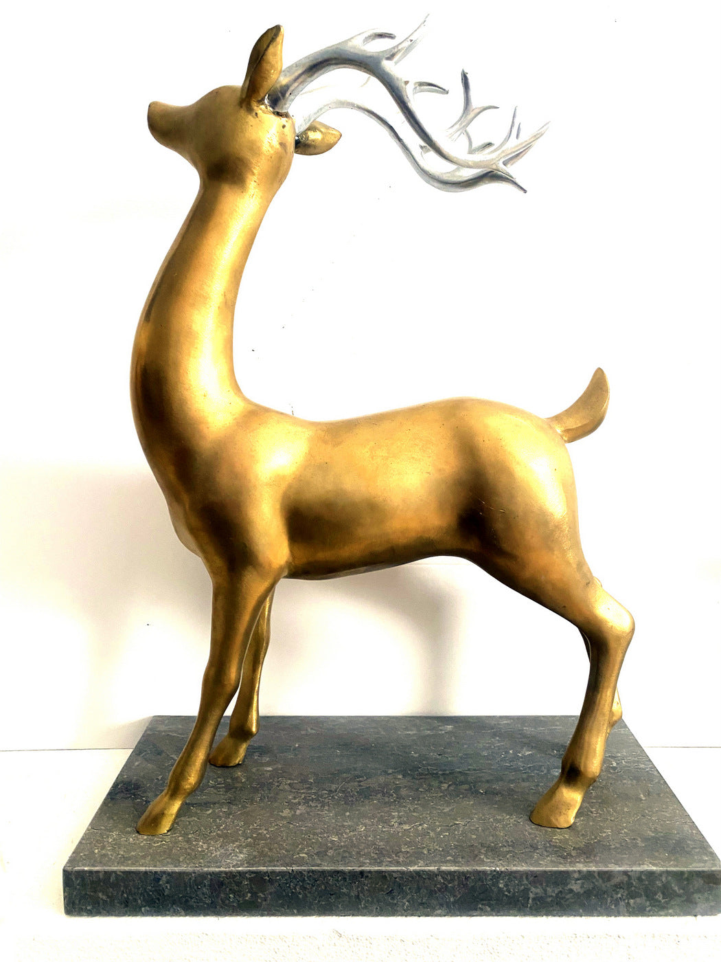 Bronze-Hirsch-mit-Silbergeweih-002-1 Bronze Hirsch mit Silbergeweih auf Marmorsockel signiert Milo – Bild 1