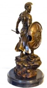 Mythologie-Bronzekrieger mit Axt und Schild auf Marmorsockel – Bild 3