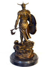Mythologie-Bronzekrieger mit Axt und Schild auf Marmorsockel – Bild 7
