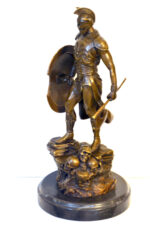 Mythologie-Bronzekrieger mit Axt und Schild auf Marmorsockel – Bild 8