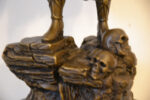 Mythologie-Bronzekrieger mit Axt und Schild auf Marmorsockel – Bild 10