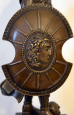 Mythologie-Bronzekrieger mit Axt und Schild auf Marmorsockel – Bild 9