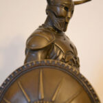 Mythologie-Bronzekrieger mit Axt und Schild auf Marmorsockel