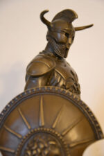 Mythologie-Bronzekrieger mit Axt und Schild auf Marmorsockel